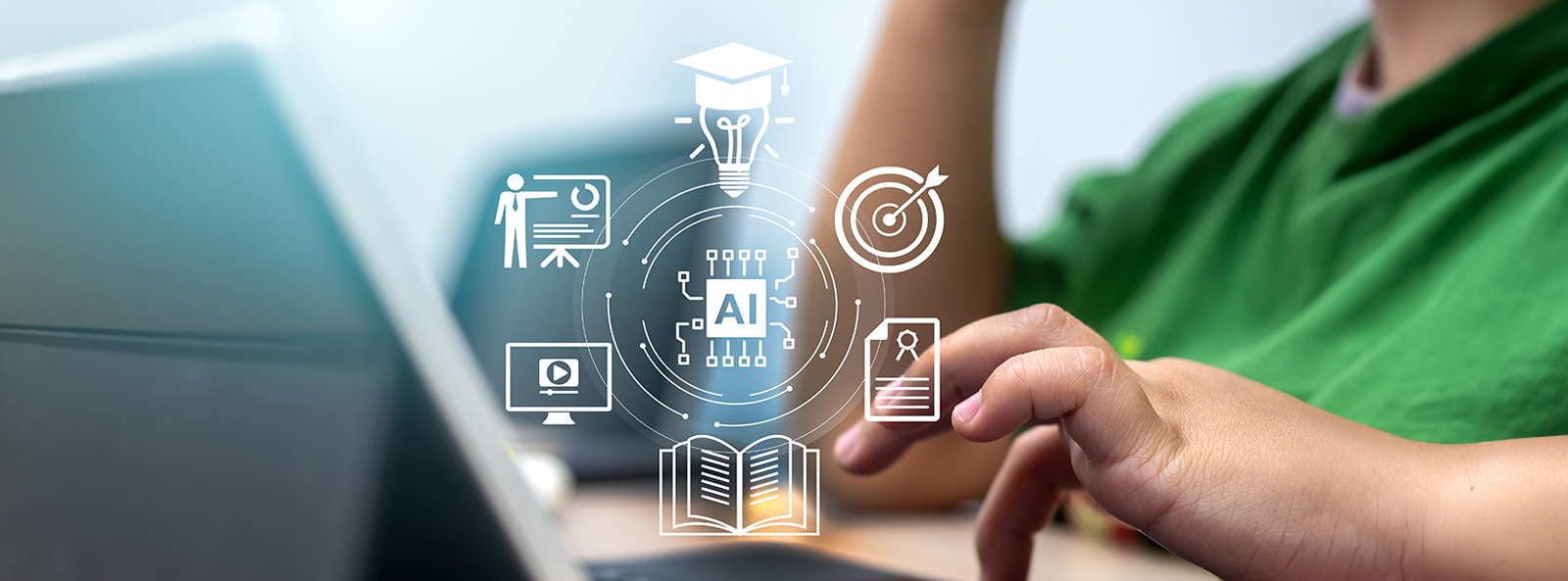 Kind arbeitet am Laptop, während digitale Symbole zu künstlicher Intelligenz und Lernen über dem Bildschirm eingeblendet sind.