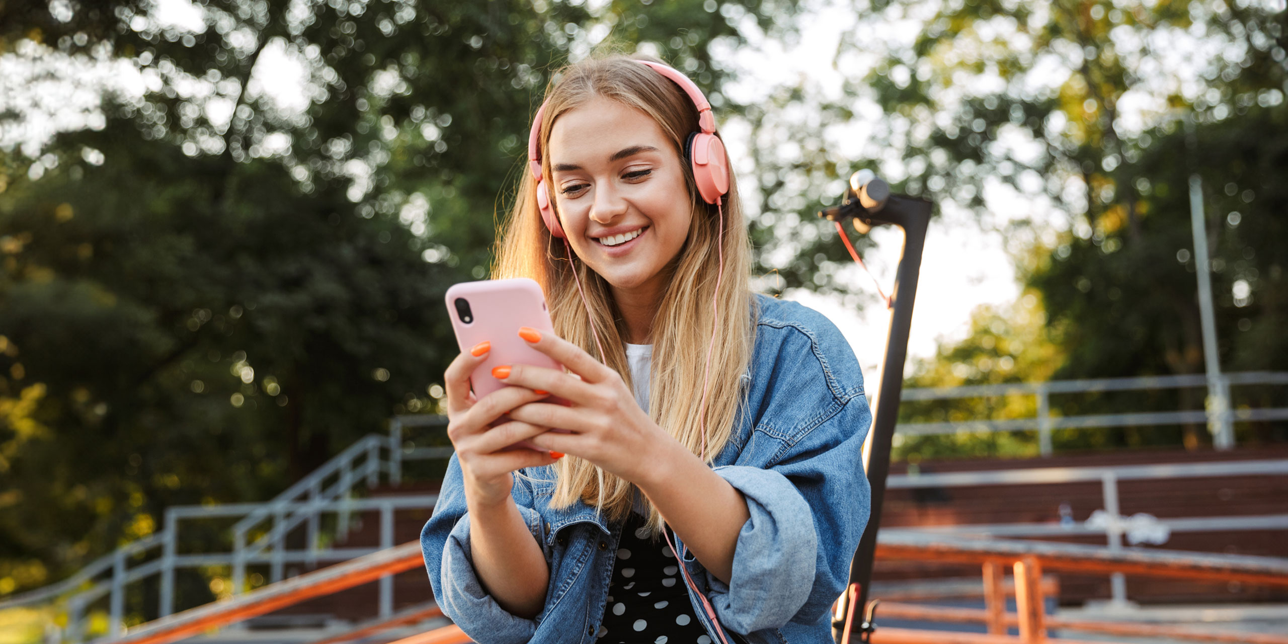 Mädchen mit Kopfhörern und Smartphone