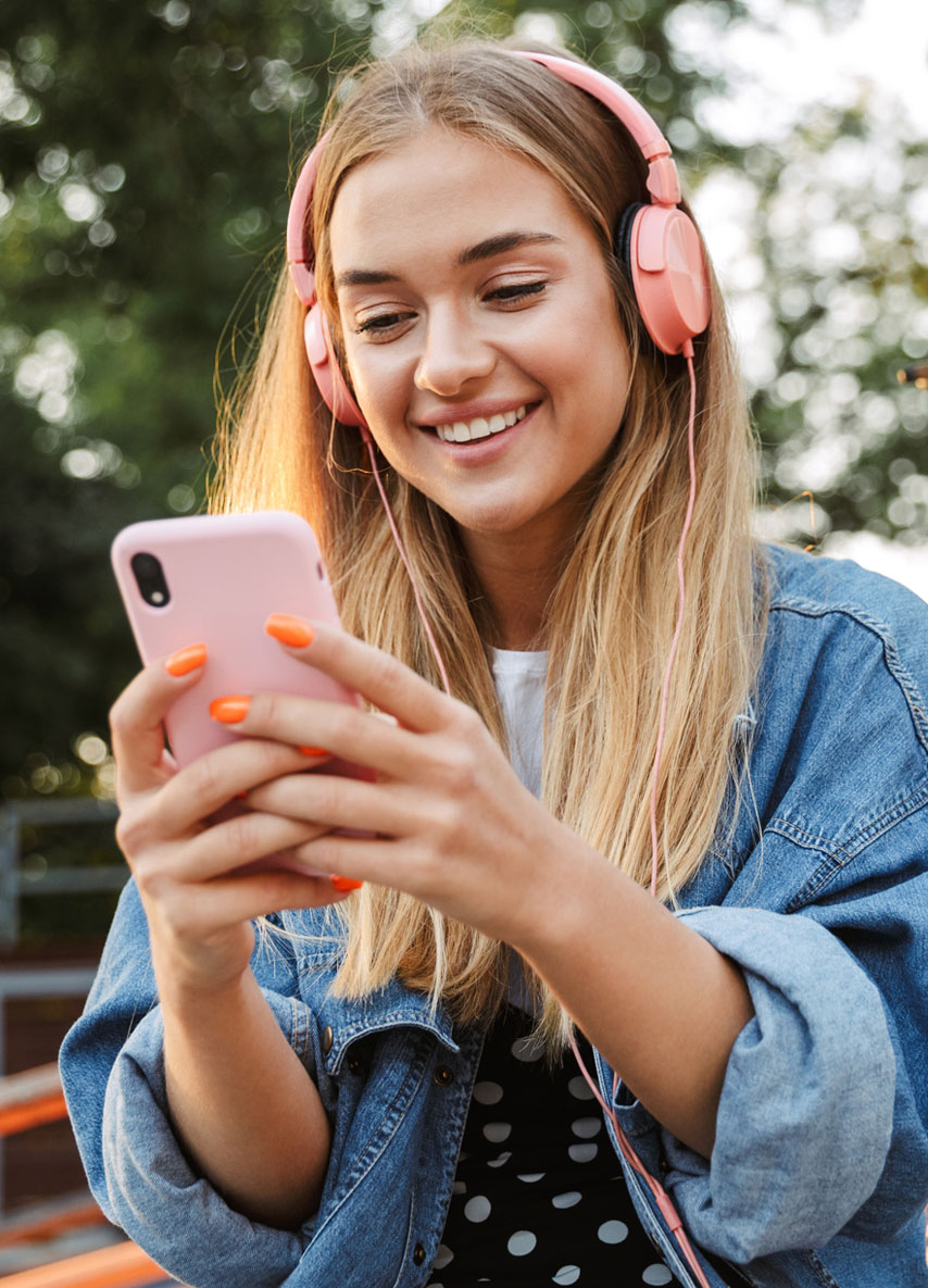 Mädchen mit Kopfhörern und Smartphone