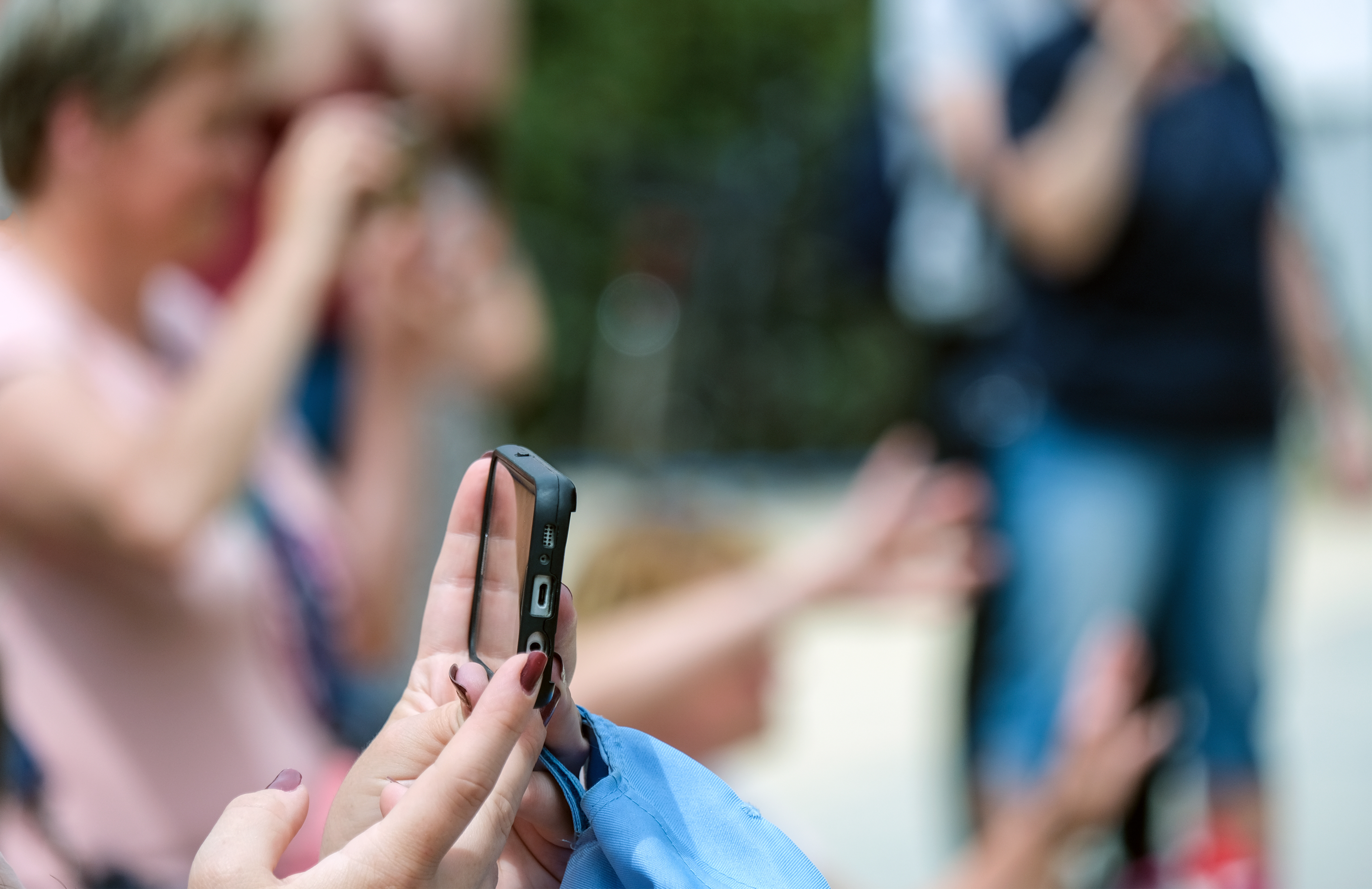 Hände von Teenager mit Smartphone
