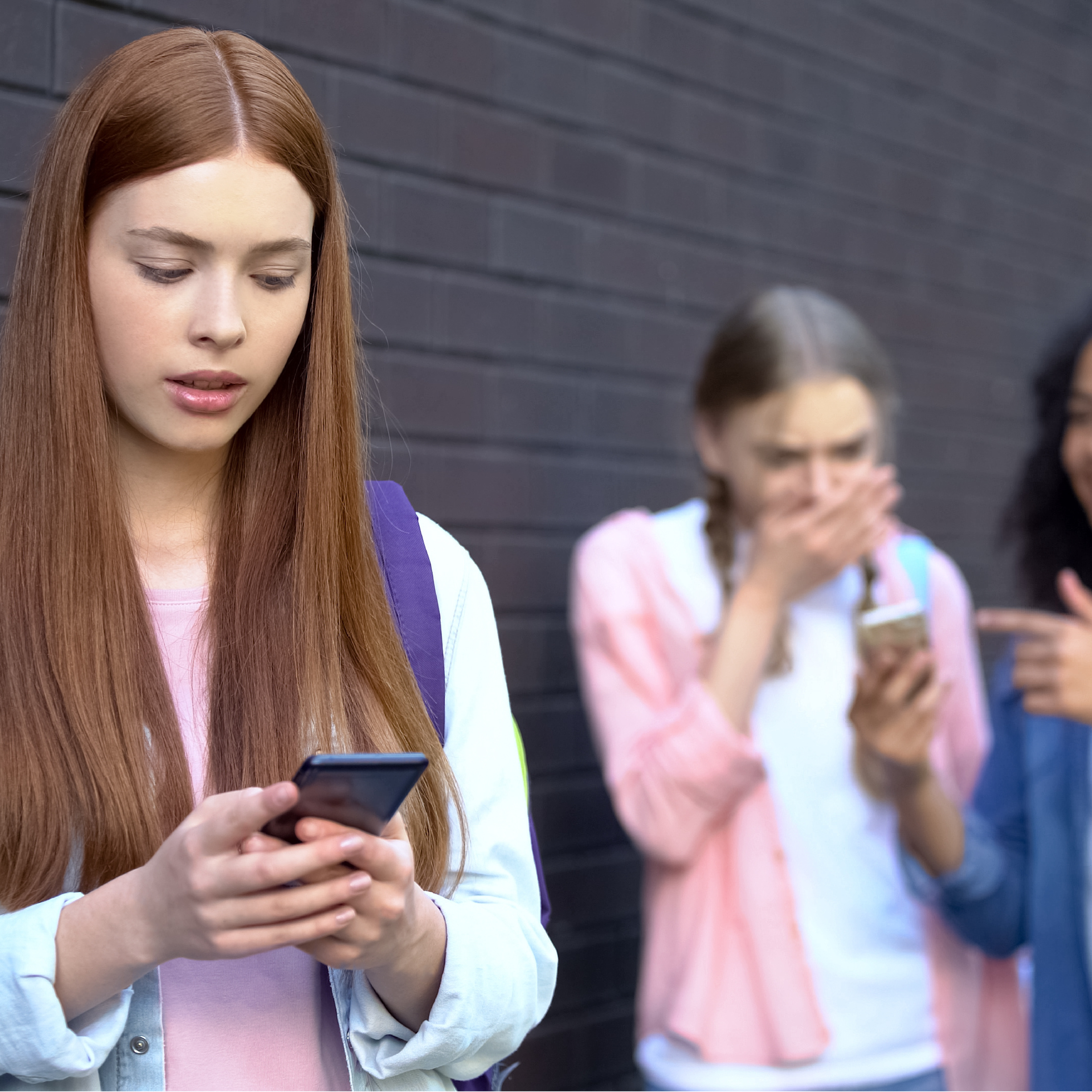 Mädchen sieht verunsichert auf Smartphone