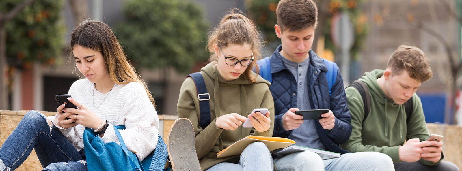 Gruppe Jugendlicher mit Smartphones