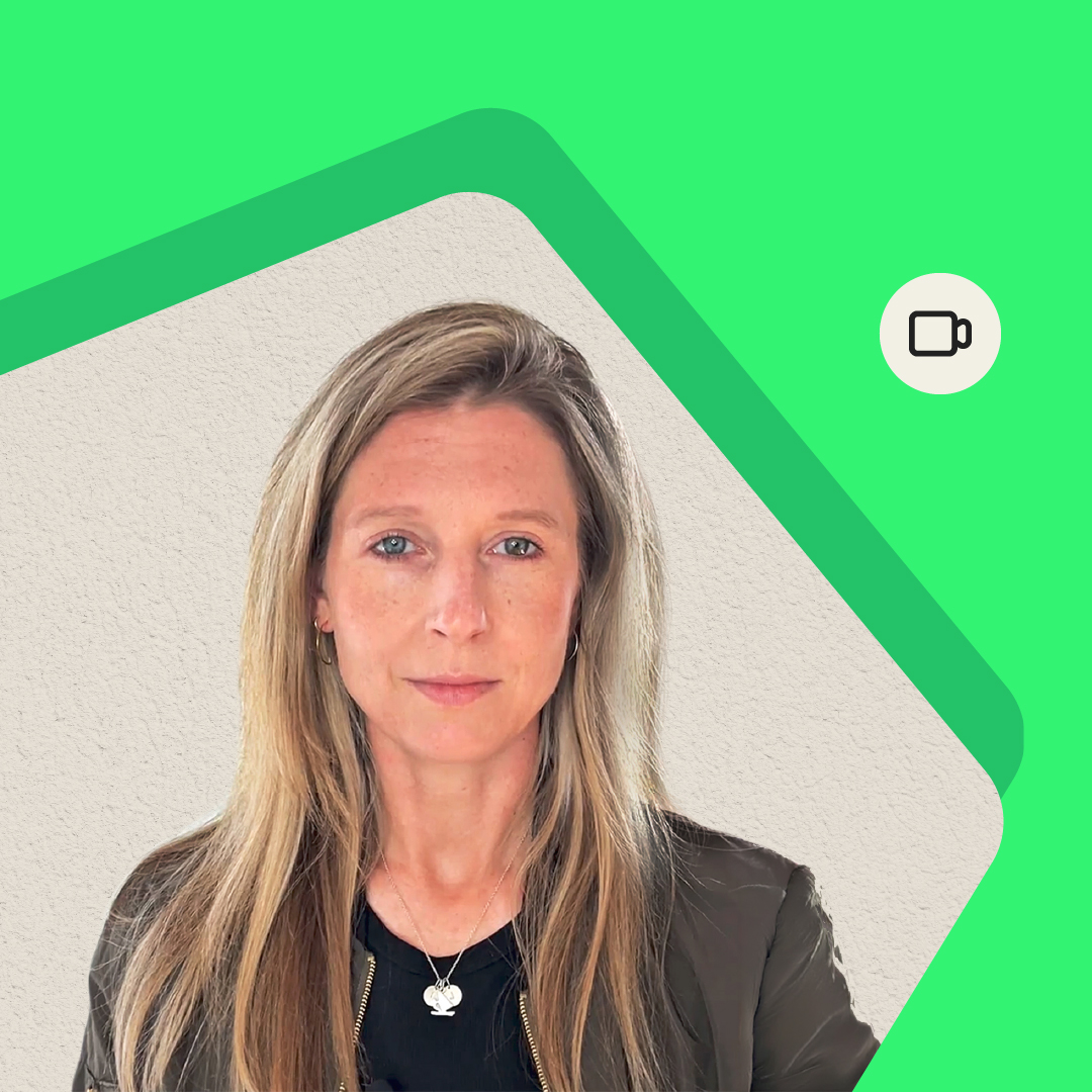Laura Fröhlich, Content-Creatorin von BARMER Durchblickt, blickt direkt in die Kamera; das Porträt steht vor einem grünen grafischen Hintergrund mit Video-Symbol. DGK_Blogs_Content-Creators_Covers_Laura.jpg