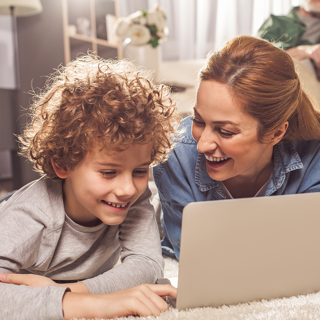 Frau und Junge sehen etwas auf dem Laptop an DGK_Eltern-Wie-geht-gesunde-Medienerziehung-im-Familienalltag-header.jpg