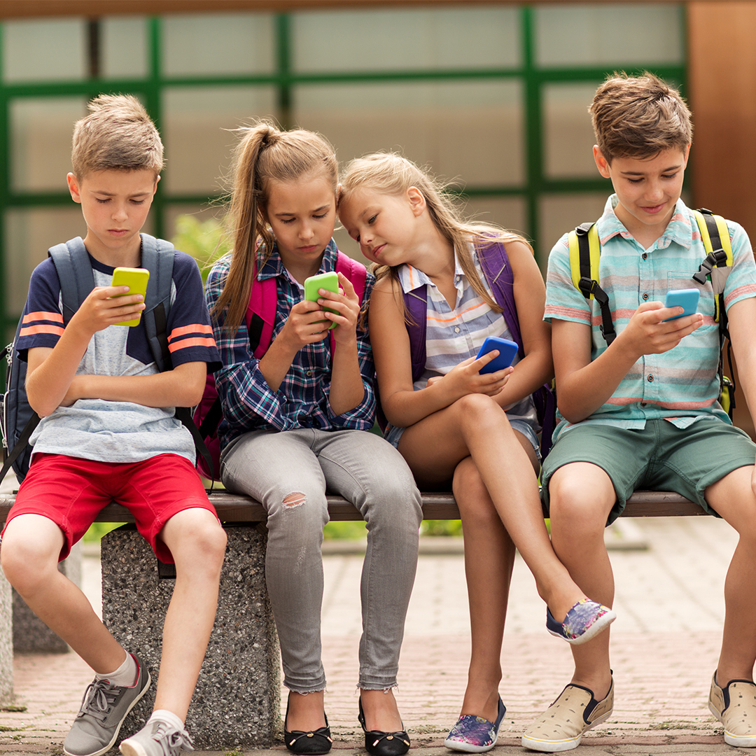 Gruppe von Kindern mit Smartphones DGK_Beitraege_Lehrer_Faszination_SoMe_LK_B1-header.jpg
