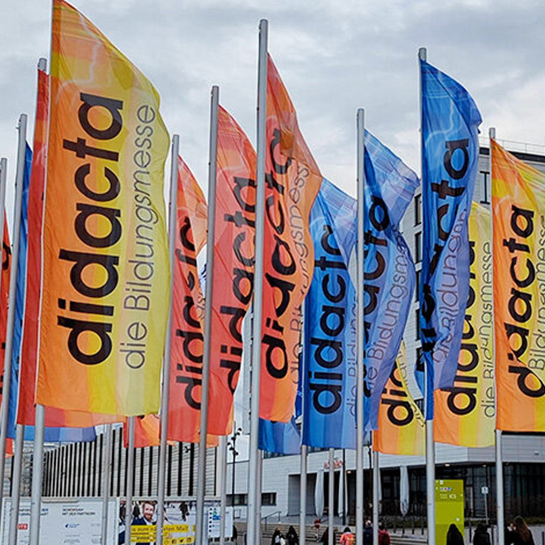 Fahnen mit der Aufschrift didacta DGK_Lehrer_Durchblickt-auf-der-didacta-2023-header.jpg