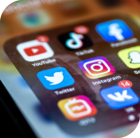 Social-Media-Apps auf einem Smartphone als Verbreitungsweg für Fake News.