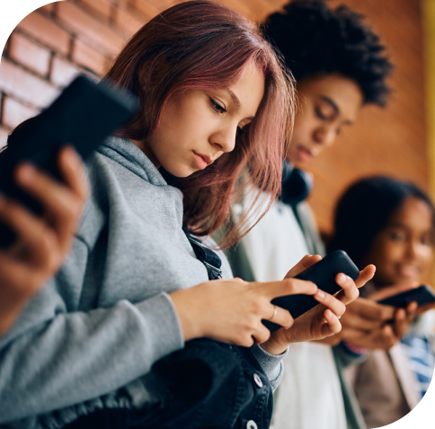 Jugendliche nutzen Smartphones und informieren sich über digitale Medien.
